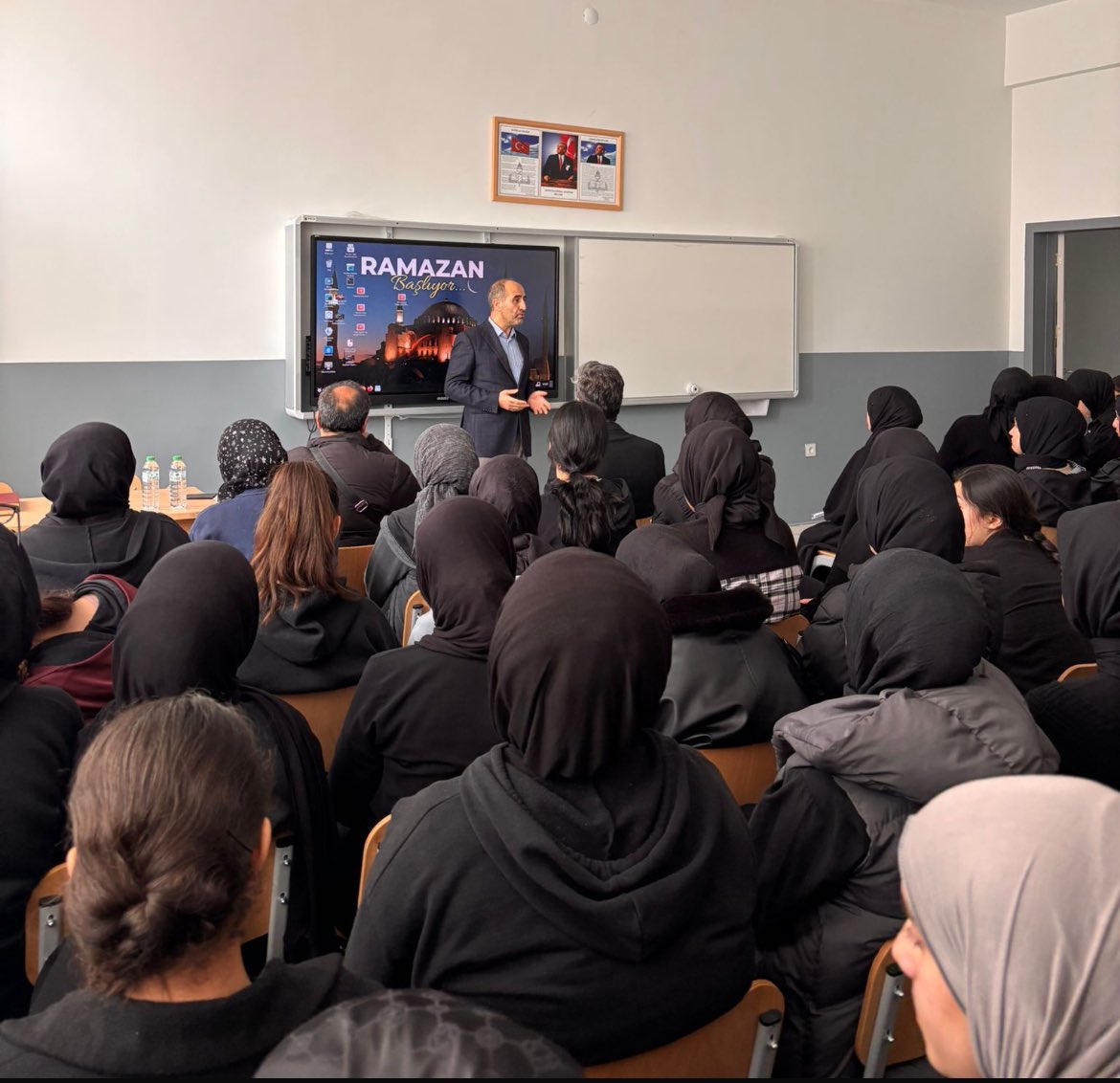 Ramazan ayı vesilesiyle öğretmenlerimiz Sümeyye hanım ve Hacer hanımın organize ettikleri etkinliğe icabet eden D.Ü. İlahiyat Fakültesi İslam Hukuku Ana Bilim Dalından Prof.Dr.Metin YİĞİT hocamıza öğrencilerimize yapmış olduğu sohbetten ötürü teşekkür ederiz.
<a href="/BaglarMEM21/">Bağlar İlçe Milli Eğitim Müdürlüğü</a>