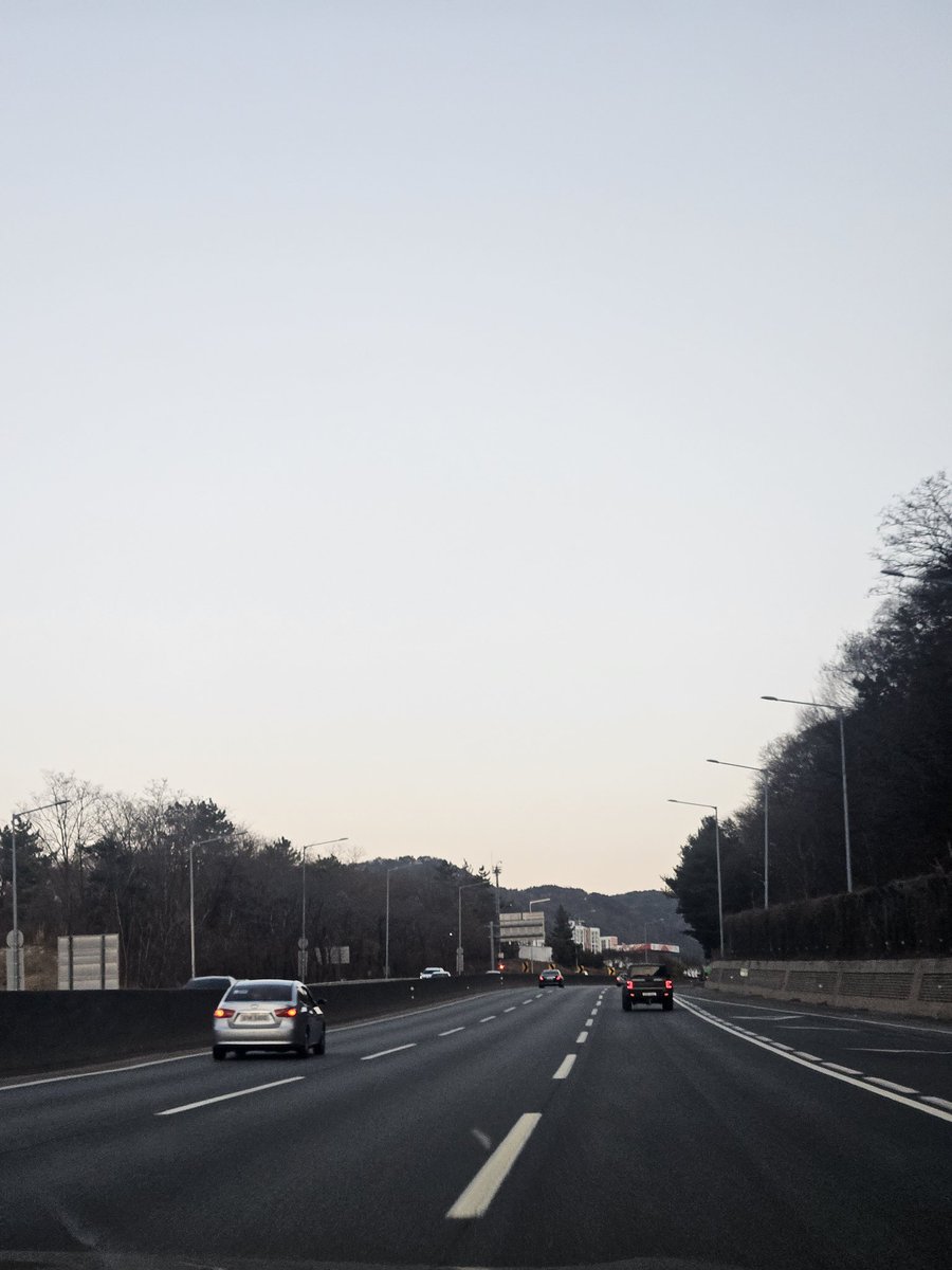 pieck_crypto's tweet photo. The biggest thing I did during the Lunar New Year holiday was driving.

I had to drive for more than seven hours to visit my parents with my family. 
Because of the heavy traffic, it was very exhausting and tiring 😩

I’m a bit worried because I have to drive back home again tomorrow, but I was really happy to make wonderful memories with my family during the holiday 🥰