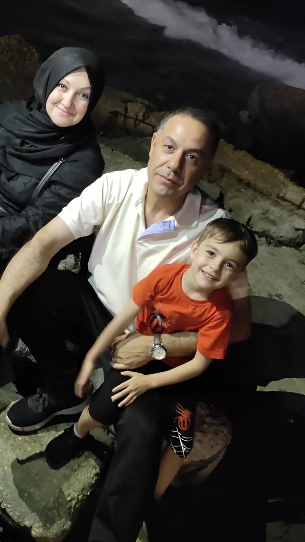 Dr. Hussam Abu Safiye

Halâ Katil Siyonistlerin elinde
Hiç bir suçu yokken!..

Dünya Doktorları neredesiniz?