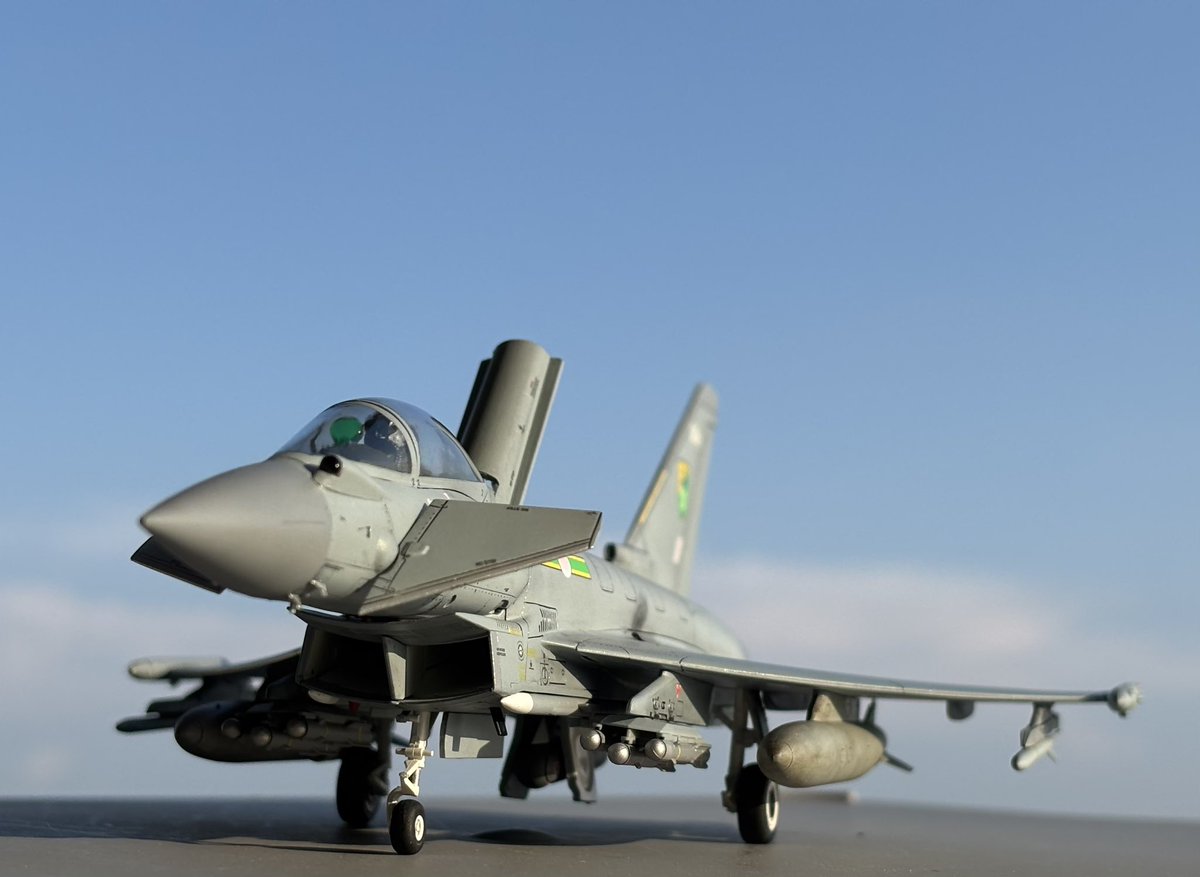 5hion3's tweet photo. Eurofighter Typhoon RAF

駐機状態と飛行姿勢の2機を作りました。
飛行姿勢の方はリベットを再現、セリアの強力マグネットを機体内に入れて、スタンドにひっつくようにしています。

#みんなのハセガワ見せて
#72lab https://t.co/8Aw2VZb4yo