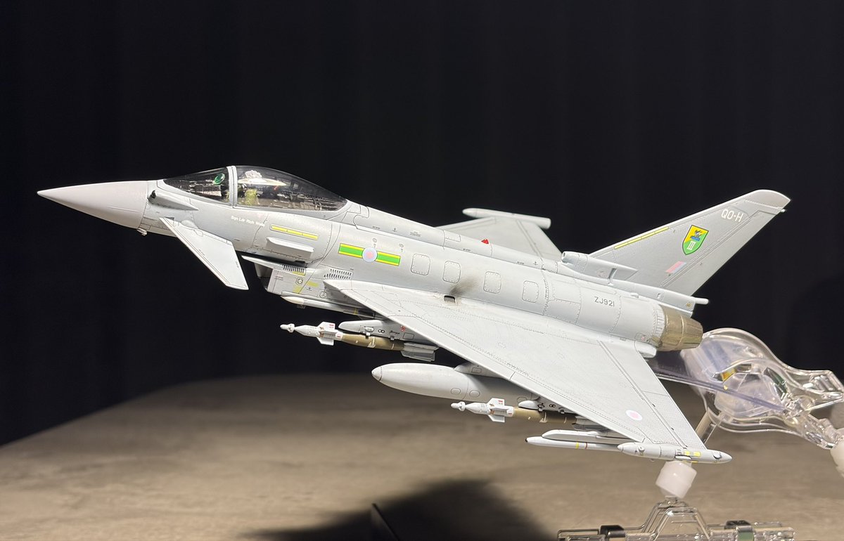 5hion3's tweet photo. Eurofighter Typhoon RAF

駐機状態と飛行姿勢の2機を作りました。
飛行姿勢の方はリベットを再現、セリアの強力マグネットを機体内に入れて、スタンドにひっつくようにしています。

#みんなのハセガワ見せて
#72lab https://t.co/8Aw2VZb4yo
