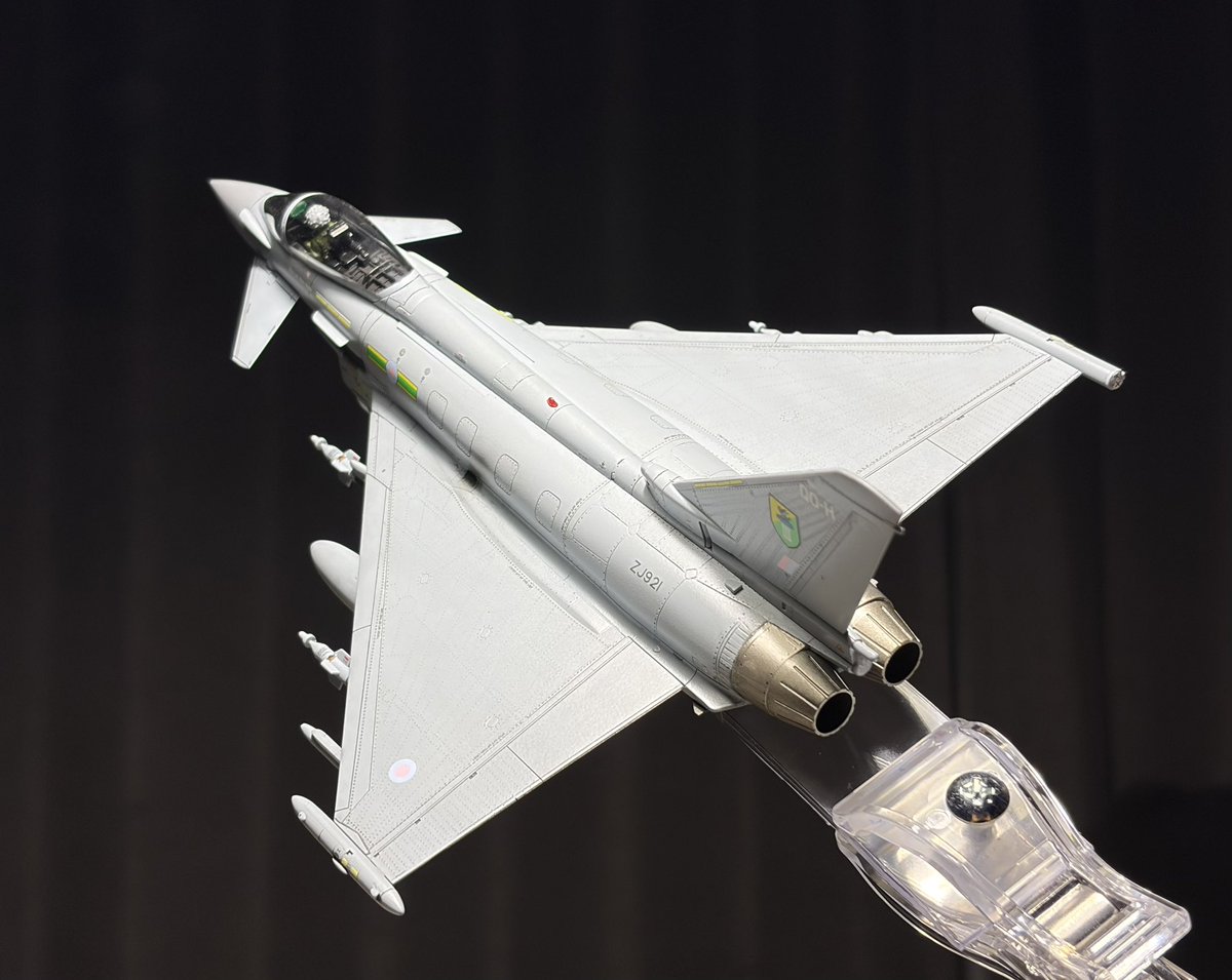 5hion3's tweet photo. Eurofighter Typhoon RAF

駐機状態と飛行姿勢の2機を作りました。
飛行姿勢の方はリベットを再現、セリアの強力マグネットを機体内に入れて、スタンドにひっつくようにしています。

#みんなのハセガワ見せて
#72lab https://t.co/8Aw2VZb4yo