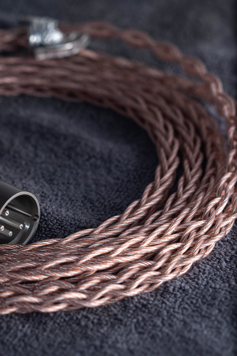 GladiatorCables's tweet image. Rame Argento harmony II 8W

- Hand-braided 8 wire copper silver hybrid
- Pure copper gold plated dual 2.5mm
- Aeco Copper Silver plated 4pin XLR
- Gladiator Silver splitter

Italian handmade to the highest quality, ptfe shielding with silver solder
#headfi #audiophile