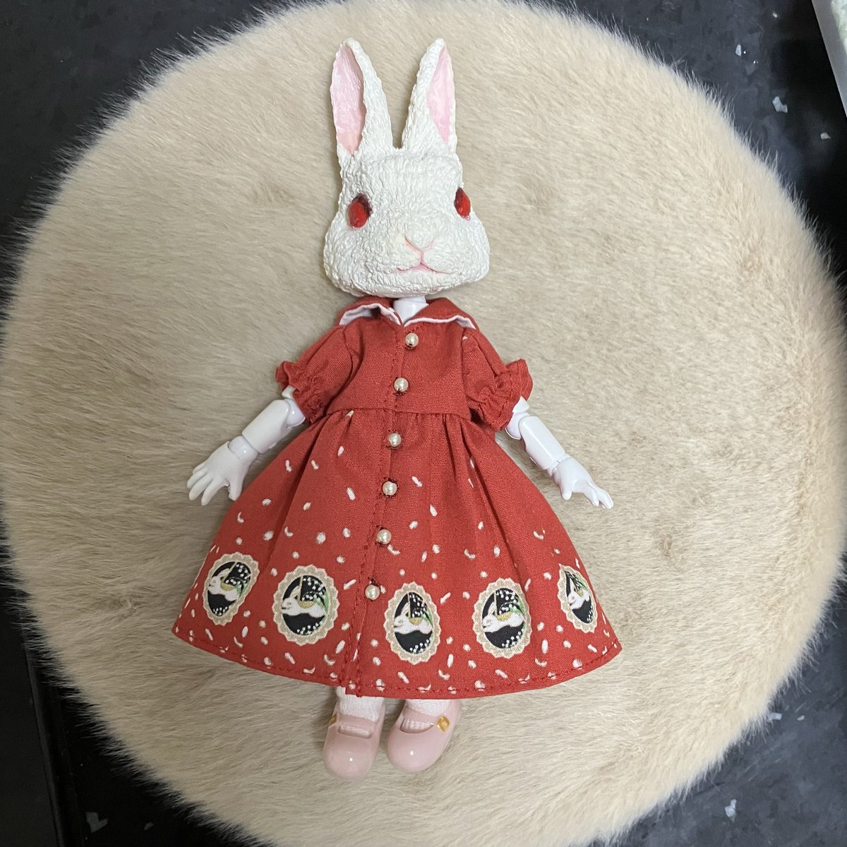 ドールショウ当日まで1週間を切りました。
前回出したこちらの服の、仕上げが間に合わなかった分+布の残りで取れるだけ取って、まとめて完成。あとはこれからのイベントで細々と並べるのみです〜
兎夢さんに着せたらやっぱり似合う…✨
来週は白の未塗装ヘッドも委託あります🐰