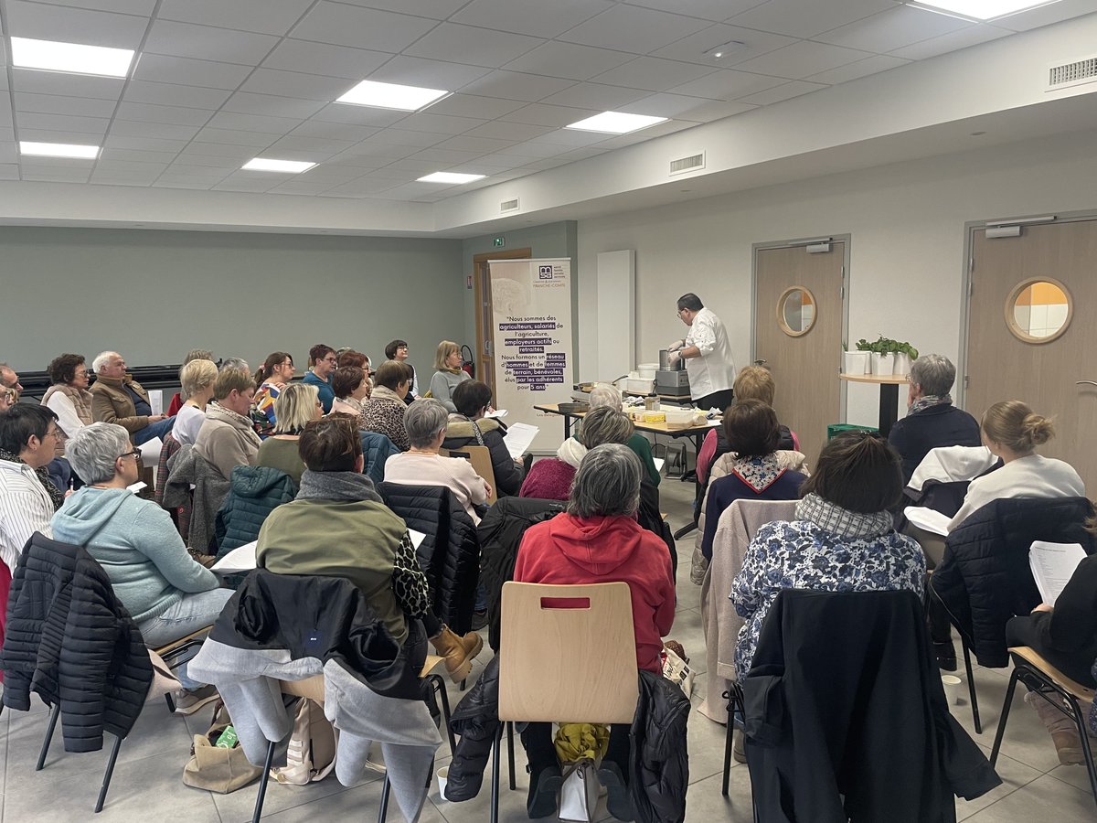 MSAFRANCHECOMTE's tweet photo. 👨‍🍳 En direct de Chamesol (25) pour un atelier de cuisine anti gaspillage avec le Chef Christian Pilloud, accompagné de la diététicienne-nutritionniste Ophélie Desserée.

🍳Plus de 35 participants ! 

#Atelier #MSA #cuisine https://t.co/bFh2TIn0tm