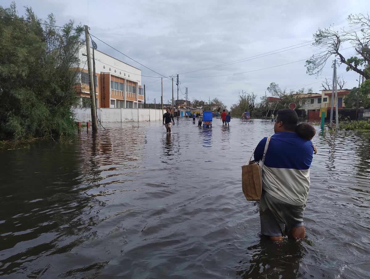 WFP_Malawi's tweet photo. 🌍Regional solidarity in action.
SADC Emergency Response Team (ERT) has been deployed to support Madagascar 🇲🇬 following Tropical Cyclone Gezani .
Funded by the EU 🇪🇺, WFP has supported members from Malawi🇲🇼, Zambia🇿🇲 &amp; Zimbabwe🇿🇼 to step in and support the lifesaving efforts🤝 https://t.co/9kMEW3x4Dk