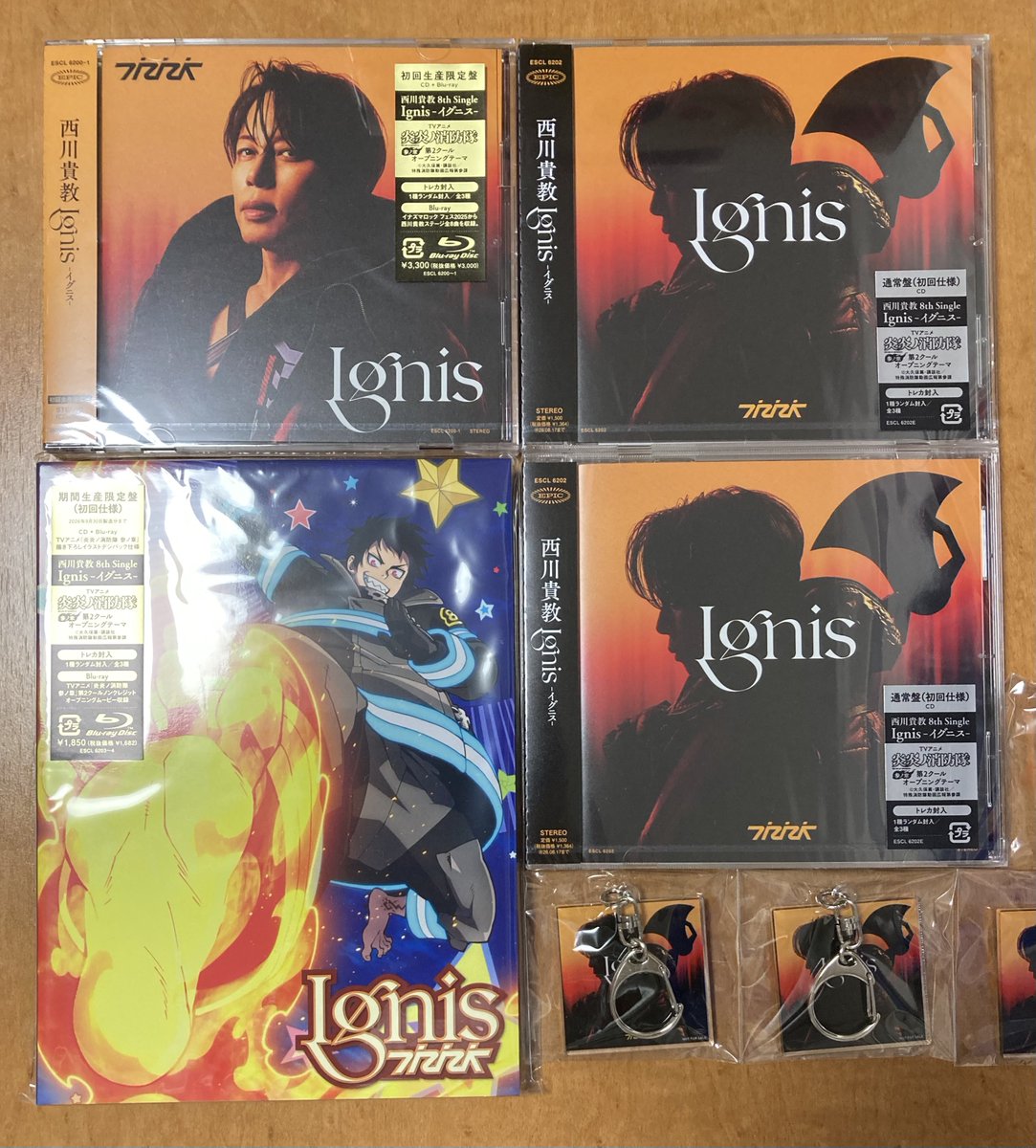 トレカ3種類コンプ出来て良かったです！ ダブりは同じ通常盤のCDだった