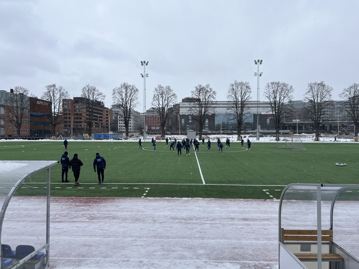 Djurgården tränar på Kristinebergs IP i detta nu. Två spelare rockar shorts: Miro &amp; Marqués. Frågor? Ös på!