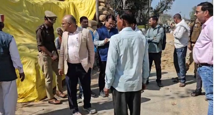 कानपुर : जिलाधिकारी में मंडी समिति में मारा छापा

➡अचानक छापेमारी से कर्मचारियों में हड़कंप 
➡लंबे समय से दलालों के माध्यम से हो रही खरीद 
➡किसानों ने जिलाधिकारी से की थी शिकायत  
➡उत्तरी पूरा मंडी समिति का मामला

#Kanpur #MandiCommitteeRaid <a href="/DMKanpur/">DM Kanpur Nagar</a>