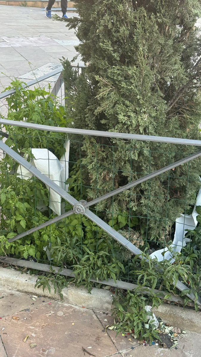 Lamentable como se encuentra la puerta de la iglesia de Santo Domingo… SOLUCIÓN YA!!! <a href="/LimasamOficial/">Limpieza de Málaga</a> <a href="/malaga/">Ciudad de Málaga</a> <a href="/pacodelatorrep/">Paco de la Torre</a>