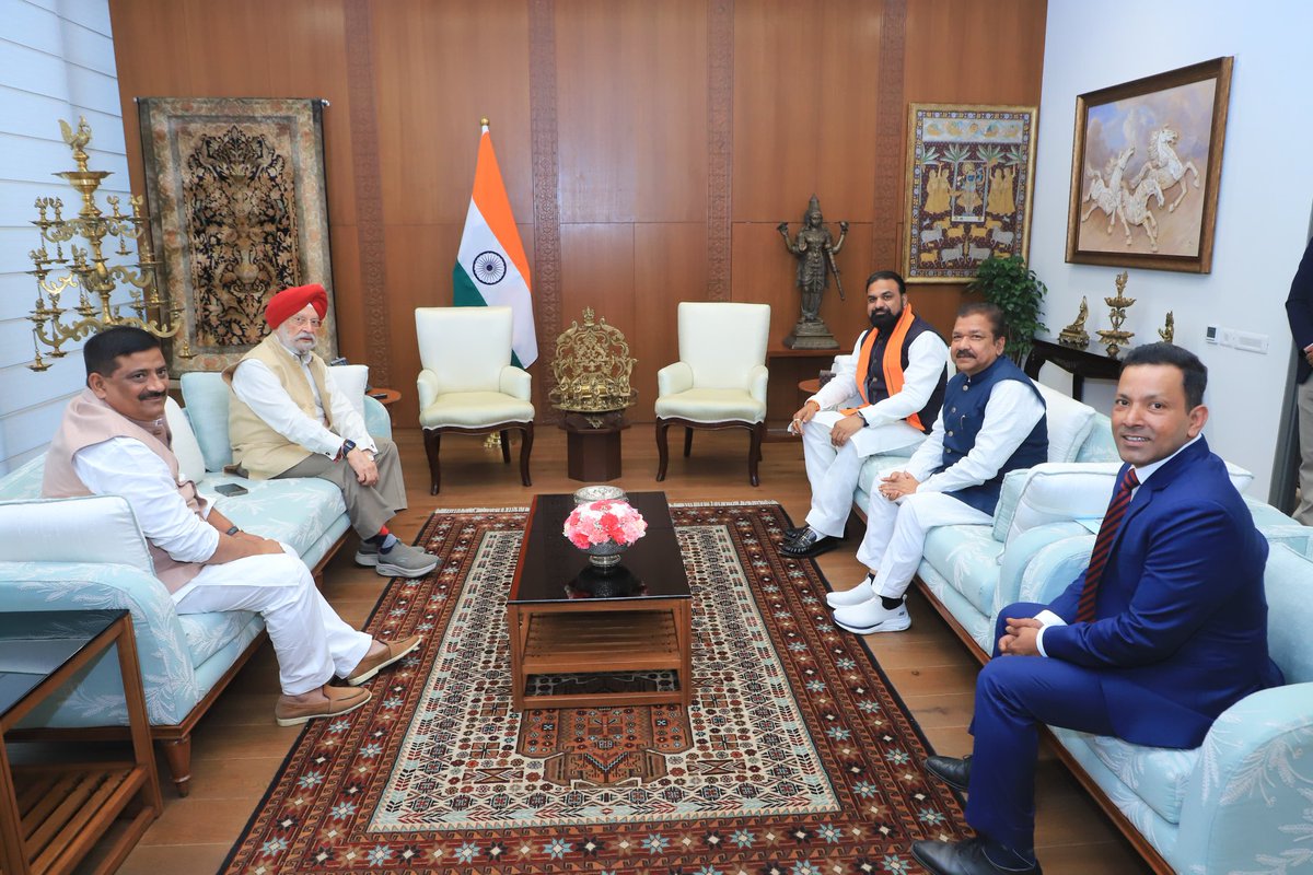 आज नई दिल्ली में माननीय केंद्रीय पेट्रोलियम एवं प्राकृतिक गैस मंत्री श्री <a href="/HardeepSPuri/">Hardeep Singh Puri</a> जी से जद(यू) के माननीय कार्यकारी अध्यक्ष श्री <a href="/SanjayJhaBihar/">Sanjay Kumar Jha</a> जी तथा बिहार के माननीय उपमुख्यमंत्री श्री <a href="/samrat4bjp/">Samrat Choudhary</a> जी के साथ शिष्टाचार भेंट एवं सार्थक संवाद का अवसर मिला।

इस अवसर पर बिहार