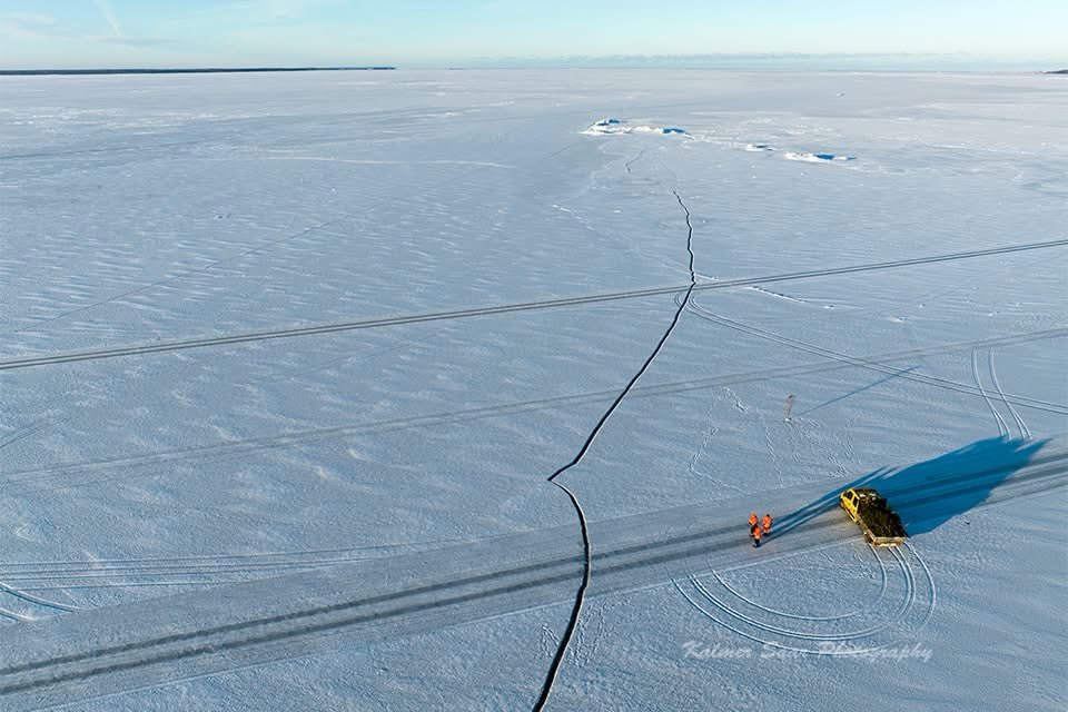 Only in Estonia: roadworks on the frozen Baltic Sea 🇪🇪

Photos: Kalmer Saar