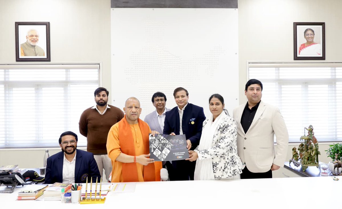 sqnldrabhai's tweet photo. सिष्टाचार भेंट मा. मुख्यमंत्री श्री योगी आदित्यनाथ जी (@myogiadityanath ) से।
श्री नंदन कुमार झा जी, ‘पद्मश्री’ सूधा सिंह जी, श्री देवेंद्र ध्यानचंद जी, श्री गौरव ध्यानचंद जी तथा श्री हरि कृष्ण जी भी उपस्थित रहे।

@myogioffice https://t.co/ytL1JJNUTJ