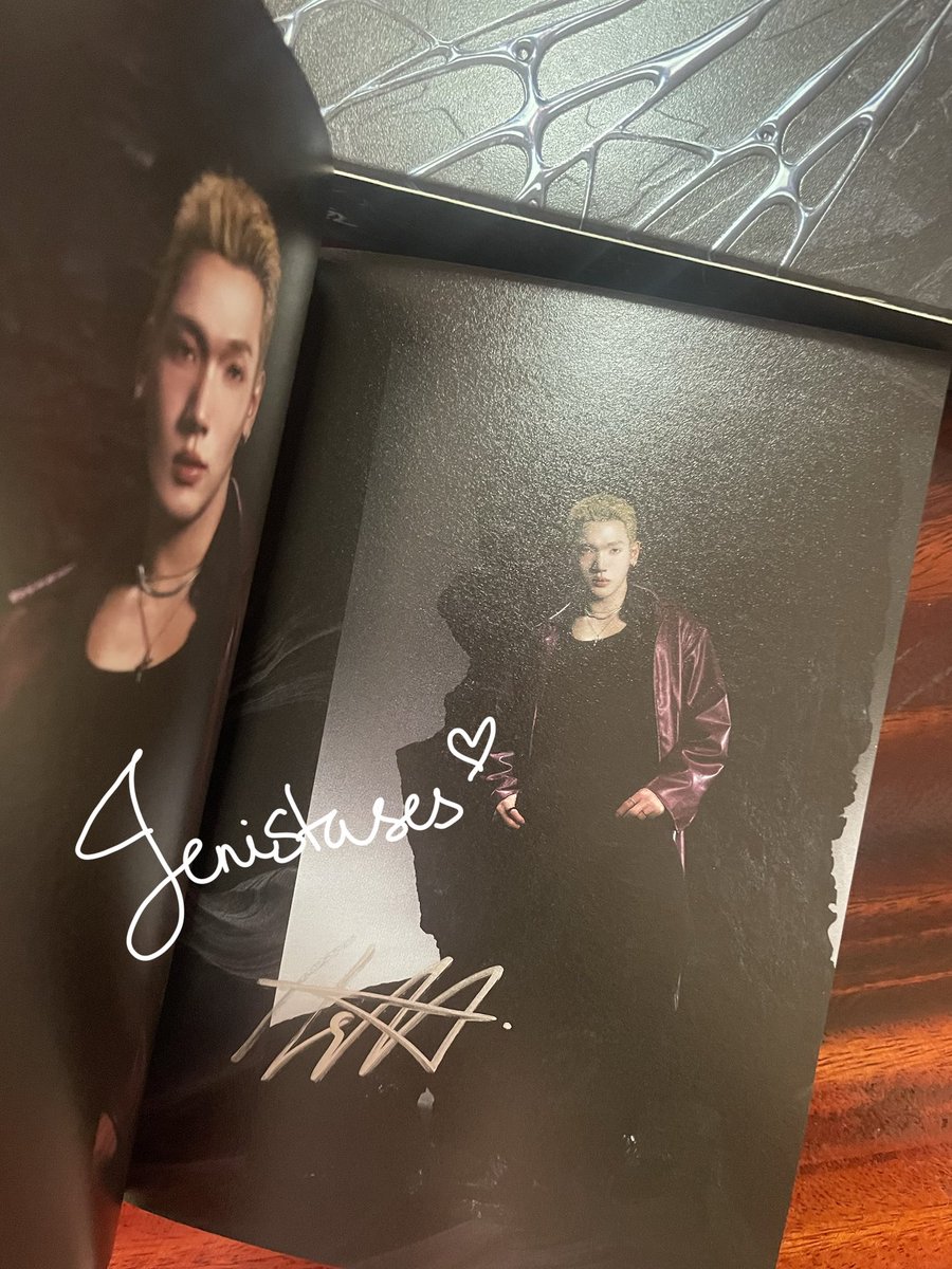 น่ารักเชียว ขอบคุณค่ะ เซ็นให้ตั้ง 2 อัน สงสัยเป็นรางวัลปลอบใจให้คนแพ้เทคโนโลยี 😉 เพื่อน ๆ คนอื่นได้ยังไงน้อ