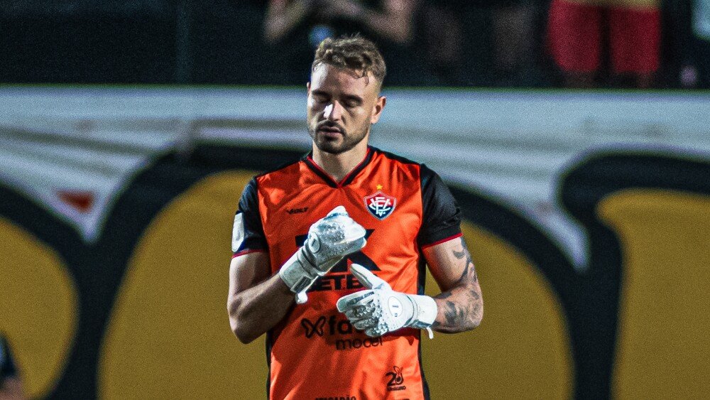 Uma coisa que me irrita muito em Gabriel é que ele não consegue entender a urgência das coisas num jogo no Barradão.

Bola na mão dele, os jogadores implorando pra ele soltar a bola, pra sair rápido, ele fica segurando, irritando todo mundo.