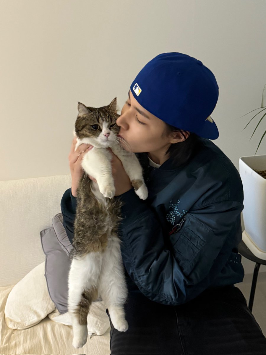 louisiapa's tweet image. 260217 #LOUIS weverse update 📝

“hello everyone, are you spending lunar new year well? ☺️☺️☺️ i’m doing well too and i’ve been spending time with hunter!”