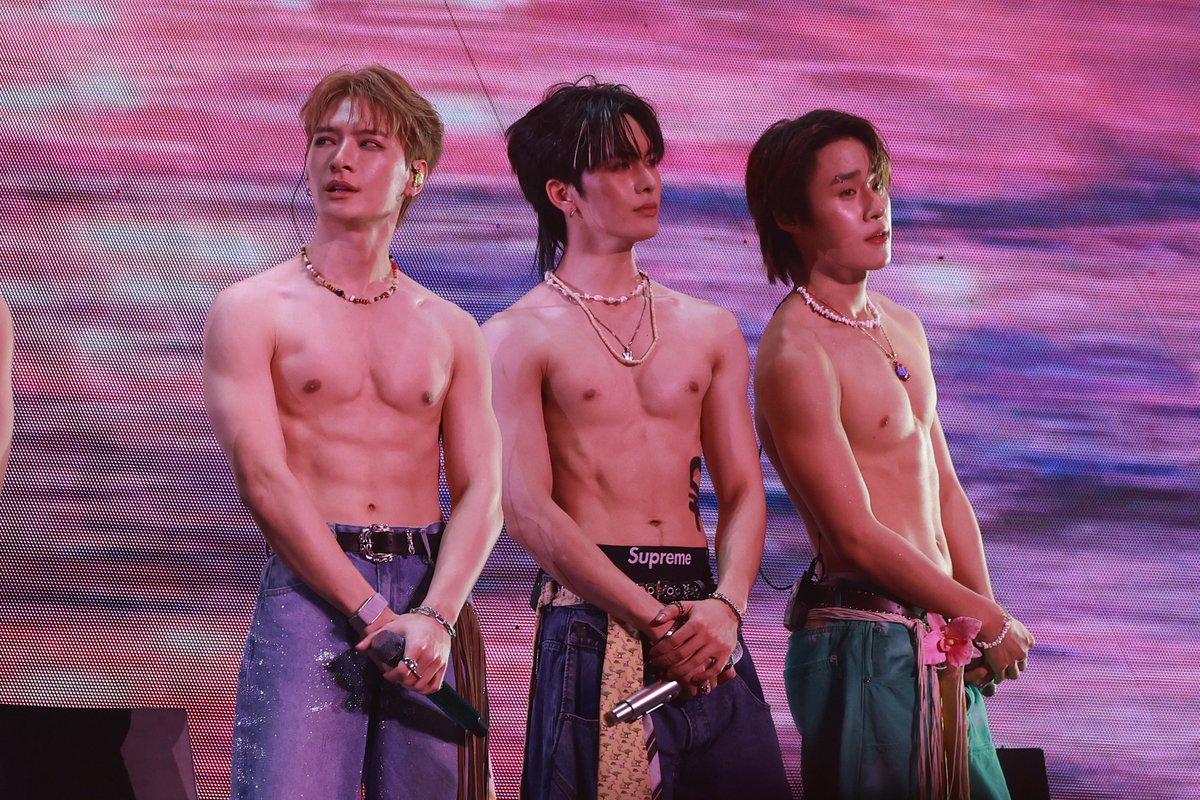 สิ่งที่สายกล้องหลายๆคนยอมสละเพื่อให้ได้รูปหรือคลิปสวยๆ ก็คือการไม่ได้มองศิลปินที่ชอบด้วยตาเนื้อใกล้ๆ เพราะเราต้องมองผ่านเลนส์แทน แต่สิ่งที่ได้กลับมาคือการ freezing a moment in time เพื่อที่จะทำมาแชร์ให้ทุกคนได้ดู 🥹

ปล. 4 รูปนี้ แจกให้ทุกคนเลย นำไปใช้ได้นะคะ ไม่ได้ใส่เครดิต 🫶🏻