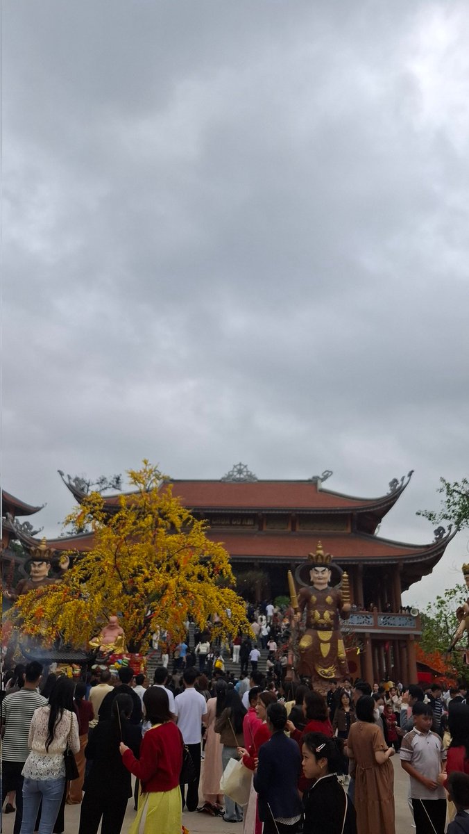 Blong8683's tweet photo. "Mùng 1 lên chùa, tâm an vạn sự an." https://t.co/aiN67XfPMg