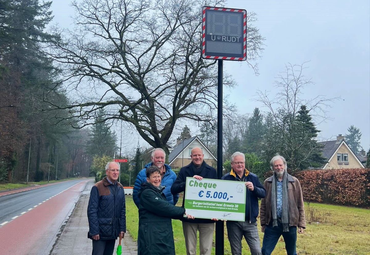 Aan de Ericalaan werd vorige week een nieuw snelheidsdisplay onthuld. Het display werd gekocht met geld dat is ingezameld via een spaarpaal. Het resultaat van de gemeente Ermelo en het burgerinitiatief ‘Heel Ermelo 30’. 

ermelovannu.nl/actueel/13755-…

#Ermelo <a href="/GemeenteErmelo/">Gemeente Ermelo</a>