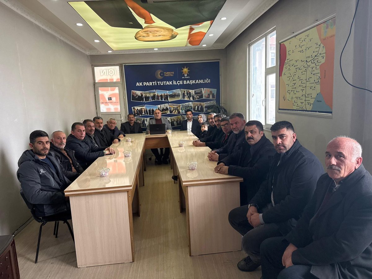 akpartitutak's tweet photo. İlçe Başkanımız @mehmetsayan04’ın başkanlığında haftalık olağan yönetim kurulu toplantısı gerçekleştirildi ilçemize hizmet yolunda hep birlikte yürümeye devam edeceğimizi bir kez daha sergilemiş olduk çıktığımız bu hizmet davasında Rabbim bizleri mahçup etmesin inşallah. https://t.co/CFOzFCMWN3