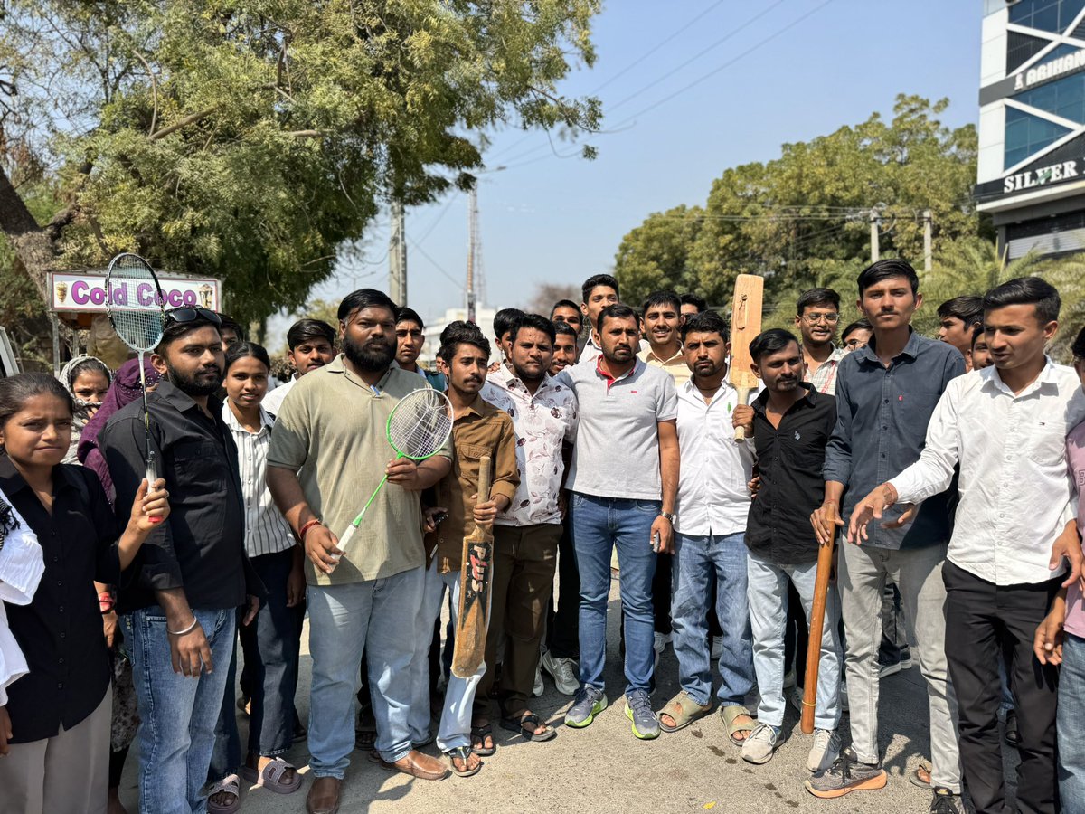 Barmer_Girdhari's tweet photo. महाविद्यालय के खेल मैदान की भूमि अन्य सरकारी कार्यालयों के लिए आवंटित किए जाने के कारण विद्यार्थियों की खेल गतिविधियाँ प्रभावित हो रही हैं।

खेल गतिविधियों के आयोजन हेतु आज जिला कलेक्टर महोदय को जिला कलेक्टर कार्यालय परिसर में खेल आयोजन की अनुमति देने हेतु अनुरोध किया।

@DCDMBALOTRA @RajCMO @BhajanlalBjp @Barmer_Harish @UmmedaRamBaytu @MadanPrajapat_