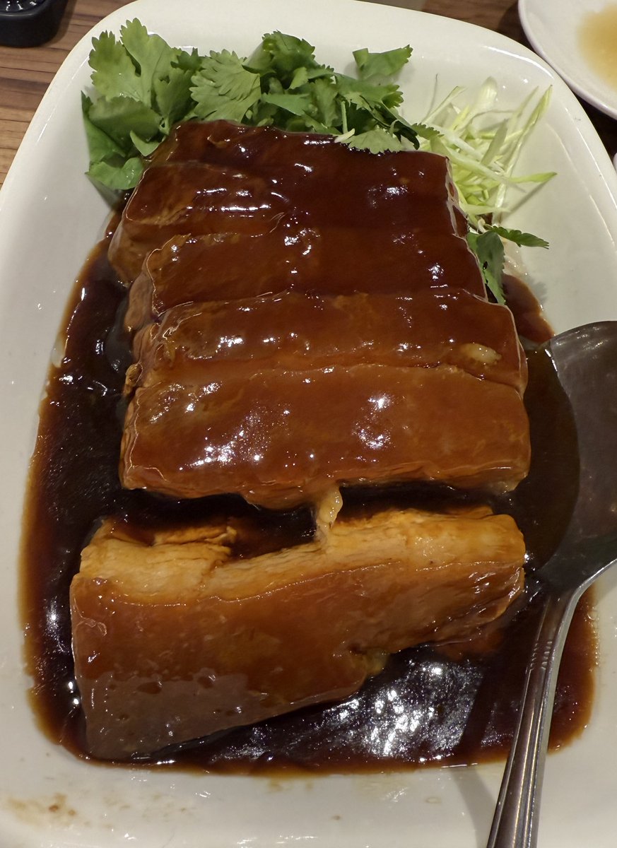 大年初一，直接睡到現在
不知不覺在日本也有了不少朋友了，每天找這個找那個，跟這個吃吃跟那個喝喝，社交能量直接見底
回台灣後馬上接過年都沒什麼補眠到，不說我還以為要冬眠了