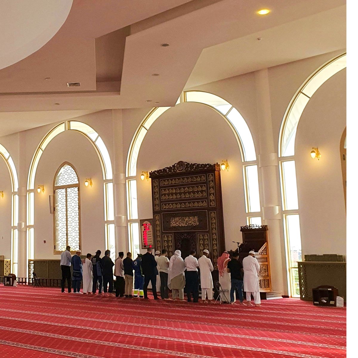 ksaexpats's tweet photo. Saudi Ministry of Islamic Affairs has banned the reservation of mosque spots using prayer mats or personal items. Imams have been directed to remove such items and remind worshippers that priority belongs to those who arrive first. https://t.co/LqHgFxxbFZ