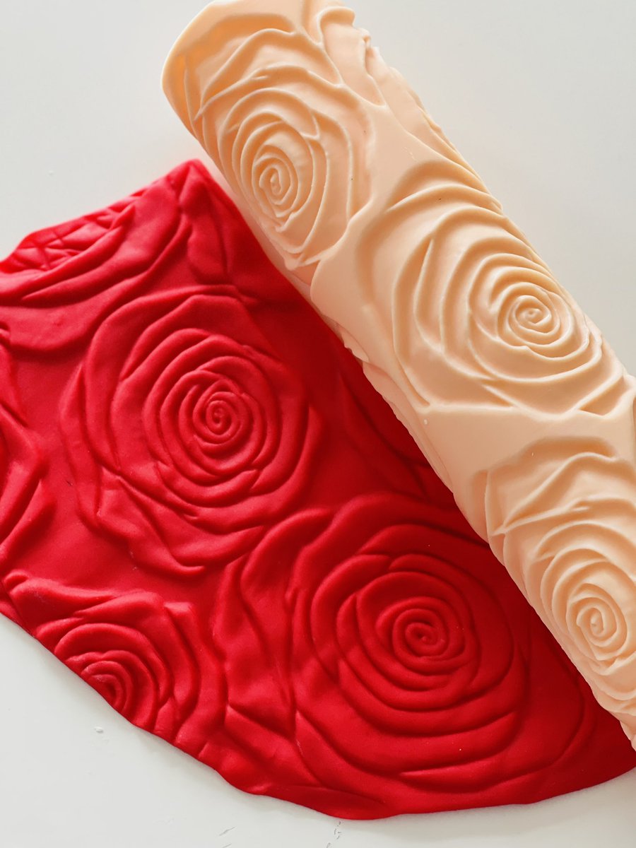 GCTCaketoppers's tweet photo. Our “Rosarium” rolling pin is your shortcut to an all-over floral finish. Roll it over to create a seamless rose texture with consistent depth and detail perfect for elegant cakes, modern florals, and classic celebrations. #rose #roses #rosescake #anjalitambde @GCTCaketoppers https://t.co/bNPekEbEMB