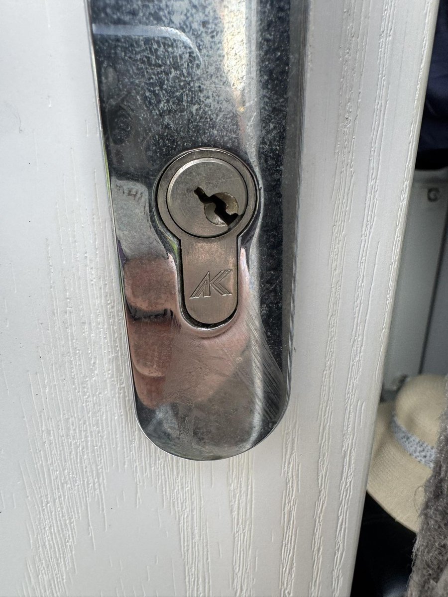 PSMLocks's tweet photo. Non destructive entry today. Customer lost key while shopping. Door opened cleanly, spare key was inside. https://t.co/NVT5MJh2KK
