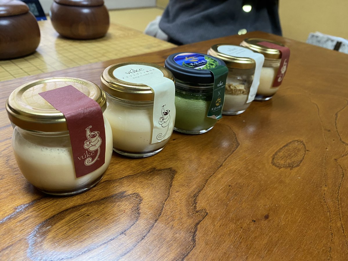 今日はチーム囲碁・将棋チャンネルで研究会でした。金曜のLiリーグに向けて準備万端です。謝さんから素敵なスイーツの差し入れを頂きました。ありがとうございます！(監督)