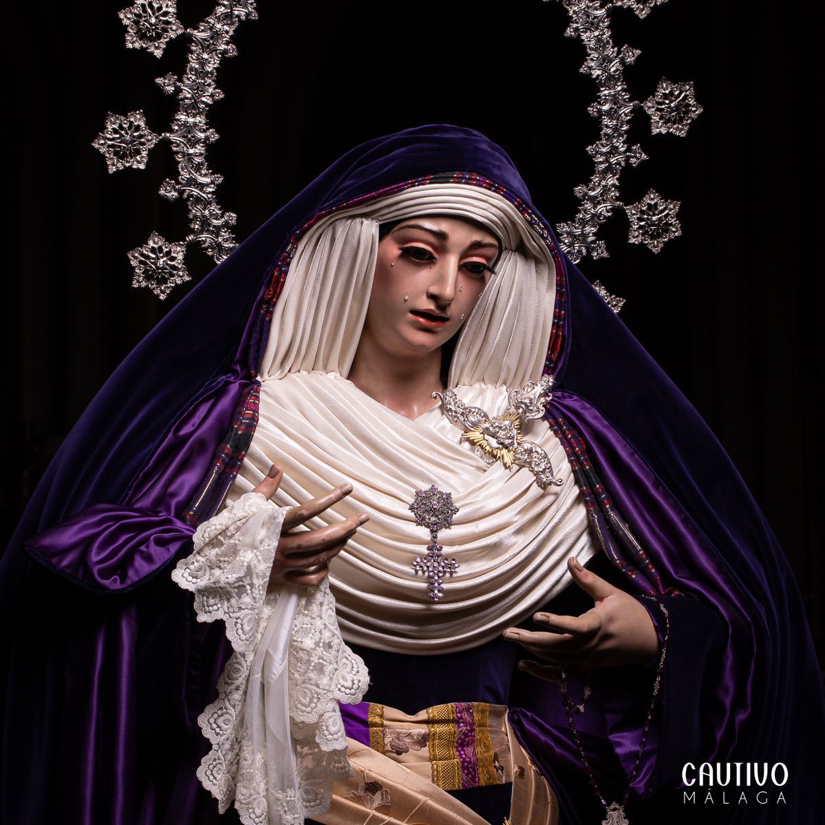 PzaConstitucion's tweet photo. 🟪 La Virgen de la Trinidad ya se presenta ataviada de hebrea para la inminente llegada de la Cuaresma
#CofradíasMLG https://t.co/st0HKjxFLn