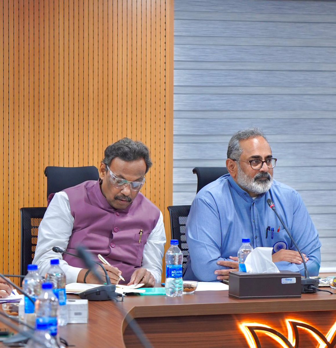 കേരളത്തിലെ ബി.ജെ.പി തിരഞ്ഞെടുപ്പ് സമിതി യോഗം ഇന്ന് വലിയൊരു മാറ്റത്തിനാണ് സാക്ഷ്യം വഹിച്ചത്.

തിരഞ്ഞെടുപ്പിൽ മത്സരിക്കാൻ സ്ഥാനാർത്ഥികളെ കണ്ടെത്താൻ പ്രയാസപ്പെട്ടിരുന്ന അവസ്ഥയിൽ നിന്ന്, ഇന്ന് ഓരോ മണ്ഡലത്തിലും ശക്തരായ ഒന്നിലധികം സ്ഥാനാർത്ഥികൾ ഉള്ള നിലയിലേക്ക് നമ്മൾ മാറിയിരിക്കുന്നു.