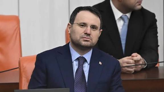 Adalet Bakanı Akın Gürlek:

Sosyal medya yasasını çalışmaya başladık, 2026'ya çıkarmayı hedefliyoruz.

Sosyal medya hesaplarına girmek için hem kimlik doğrulama hem de cep telefonu doğrulama gerekecek.

15 yaş altı çocuklarımızın sosyal medyaya girmesini önleyeceğiz. Bu hususta