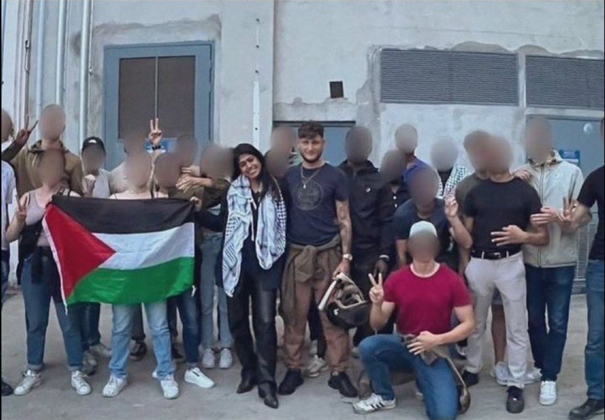 🗣️ Rima Hassan : 

« Je n’ai jamais fait appel à la Jeune Garde. Par le passé, j’ai même fait savoir à Raphaël que j’étais très mécontente de leur présence. » 

Ah bon <a href="/RimaHas/">Rima Hassan</a> ? C’est pas ce qu’on ressent sur la photo de famille ci-jointe. 🙃