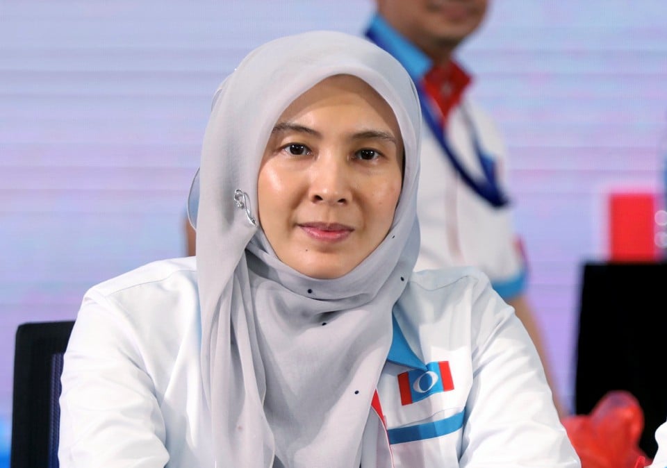 Dah seminggu berita mengenai azam baki kat bloomberg, Timbalan Presiden langsung tak keluar kenyataan. Papa larang ke izzah oii?