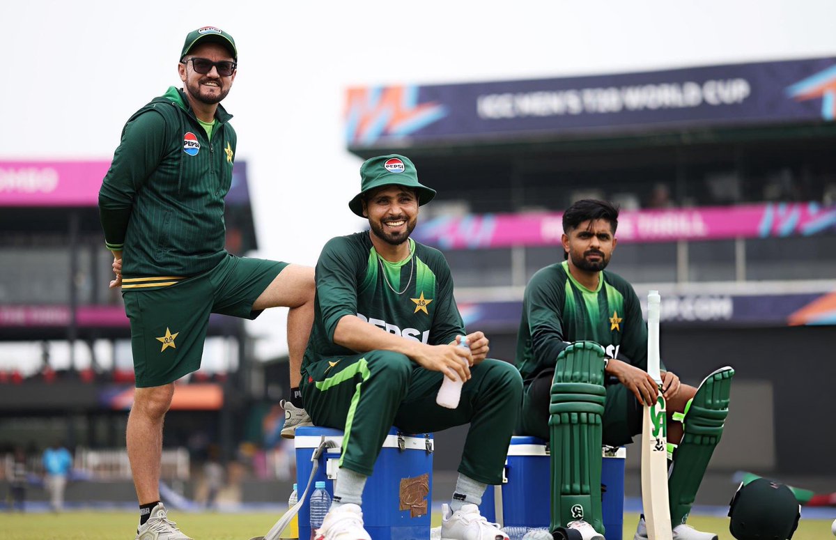 Ankhin Nazar nae a rhin Babar Azam 😭 tension sari ap hi la rhy han (but faida nae ho Raha :⁠'⁠()  
#BabarAzam𓃵 
May Allah ease everything for you Or acha sa comeback ho Jai jaldi sa Ameen 🥺🤲🏻💚