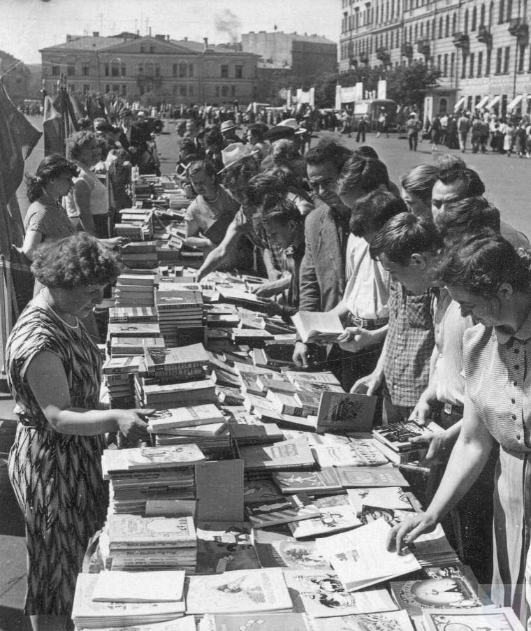 "Книжные базары" в СССР.распологались прямо на площадях и об этом заранее информировали население и тысячи людей приходили,чтобы приобрести любимые кники.👍МЫ,на самом деле, и были самой читающей нацией в мире.🥰