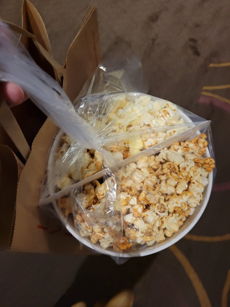 ようやく皮膚科に行ってアレルギーの薬貰いにいけた！帰りは大ちゃんのお花と夜に食べる美味しいものを買って帰るぜ！さあ！狩りの時間だ！と思ったのにお花とポップコーン買ったところでめまいを起こして無理すぎて無念の帰宅👼もしかして私、弱ってる？😂