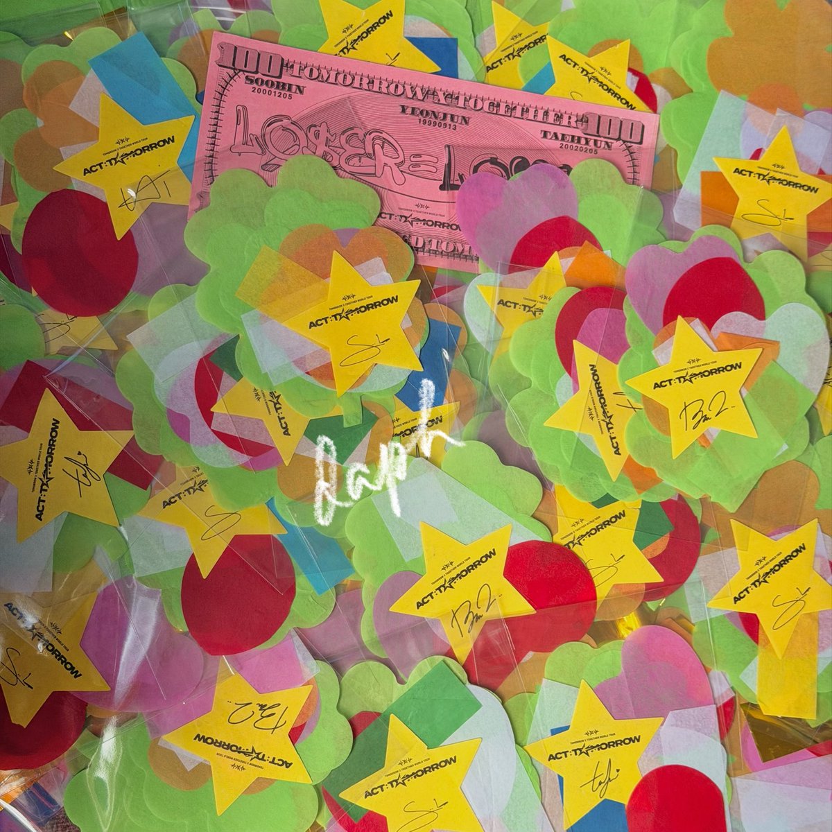 jeonluvbot_'s tweet photo. ☆ txt #DunkinPH_WondersAt553 freebies ☆

— act: tomorrow confettis ೃ⋆.✦

𓏸 limited qty
𓏸 with random signed star confetti  
𓏸 loc — tba 

• will give lolo bill + ot5 star confetti if you'll trade with me — hk moazone pc to yj moazone pc 

see you  ◡̈ https://t.co/rpvFUk0Ktl