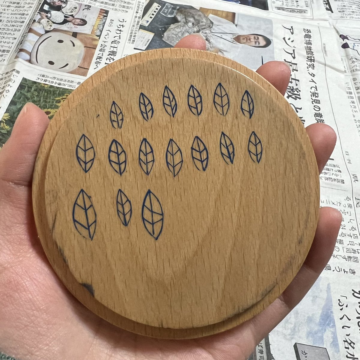 今日は漆器久太郎さんで蒔絵修行させていただきました☺︎
5回目の今日はなが~い線と葉っぱの練習したよ~
手がぷるぷる震えちゃって難しい😓
でもね合間にする雑談がめちゃ楽しくてリラックスして練習できるんだ💭
次も頑張るよ~！
#福井 #伝統工芸