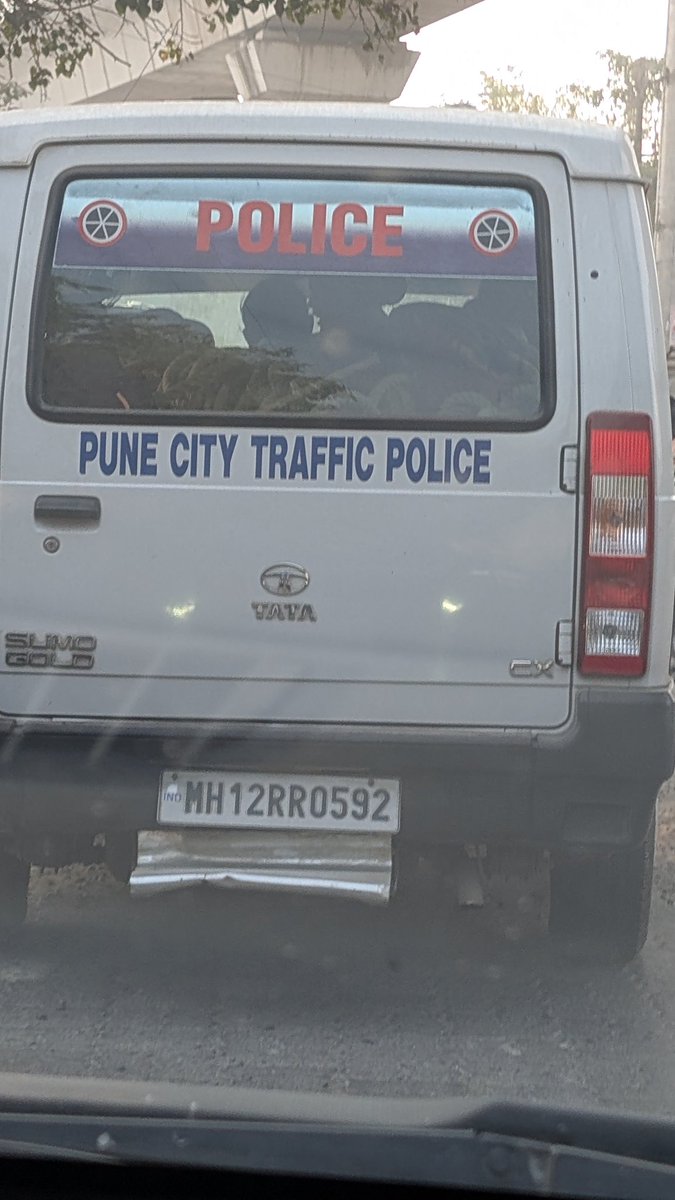 akhilbhat_'s tweet photo. @PuneCityPolice @CPPuneCity @PuneCityTraffic 
This TATA SUMO was plying on Baner road on 4th February 9.15 am.
Images are self explanatory. https://t.co/i5RtEfyYo5