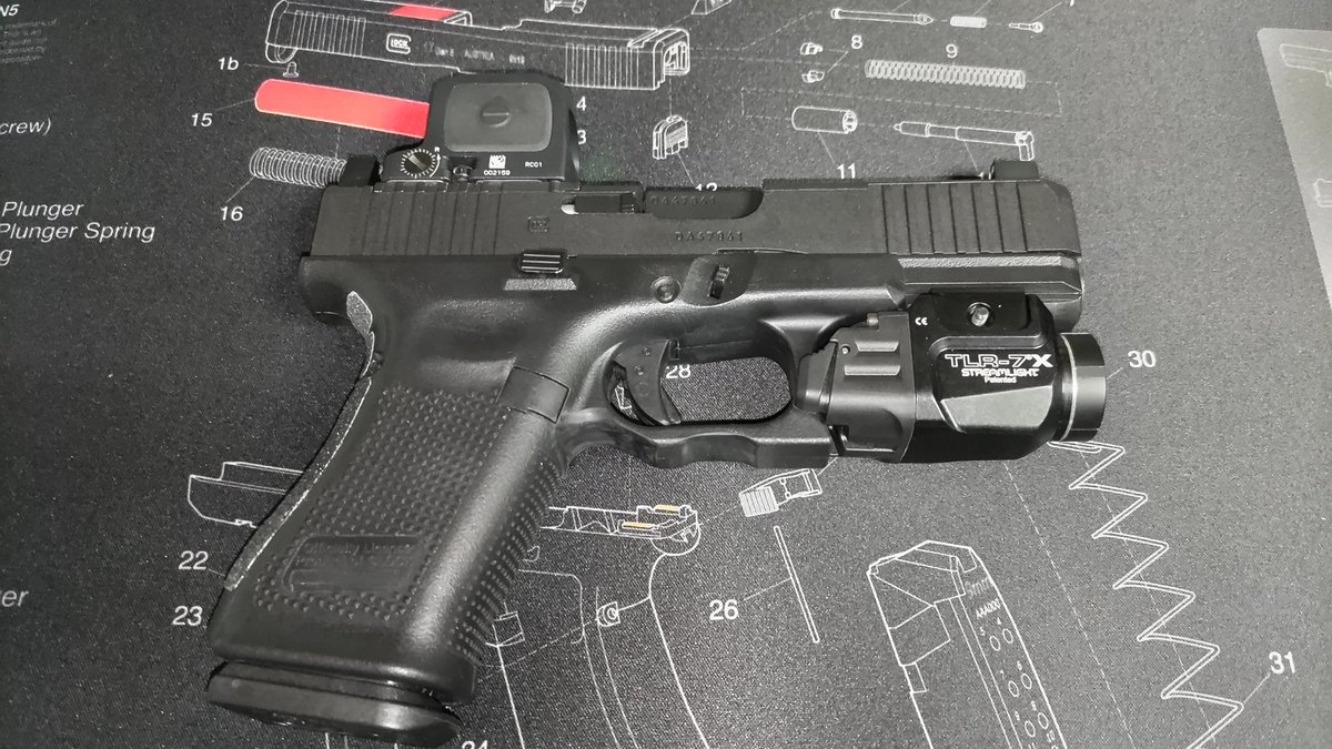 operetionteam's tweet photo. BATON GLOCK G19 Gen5
Trijicon RCR
Stream light TLR-7 X

自分の手に合わせトリガーガード加工した
めっちゃ握りやすくなった

＃BATON
＃Trijicon
＃TLR-7X https://t.co/Xab79xWAi6