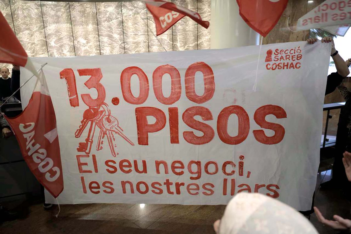 ÚLTIMA HORA | La Confederació Sindical d'Habitatge de Catalunya ocupa el departament d'Habitatge per reclamar que tots els blocs de la Sareb passin a mans públiques amb lloguers socials. 25 edificis amb 443 habitatges estan en lluita.

🔗directa.cat/centenars-de-f…

Fotos d' <a href="/_ittos_/">Victor Serri</a>