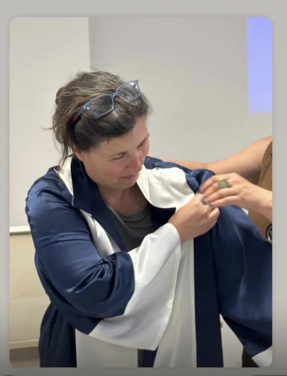 Arkadaşım, müvekkilim Barış İmzacısı  <a href="/EmelYuvayapan/">Emel Yuvayapan</a> 8 yıl sonra bugün mahkeme kararıyla DEÜ deki akademisyenlik görevine geri döndü. Barıştan, hakikati söylemekten vazgeçmeyen dostların avukatlığını yapmanın gururunu yaşadım. En zor zamanda barış istediler varolsunlar!