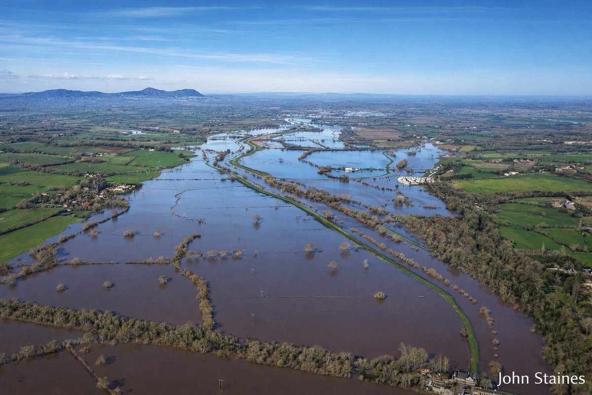 DaveThroup's tweet photo. Nice pic of the Severn floodplains north of Tewkesbury doing their thing.

Malvern Hills in the background.

Levels here have been like this for over a month now. Around 400-450 tonnes of water per second going down the main channel.

Pic by John Staines via Facebook https://t.co/NknCZiO0dl