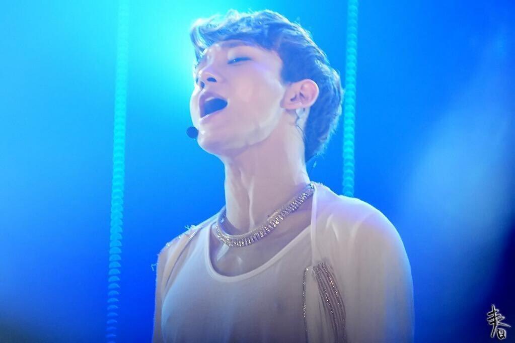 That time when Baekhyun was distracted by Jongdae's "sexy" outfit for wolf music show performance 😆