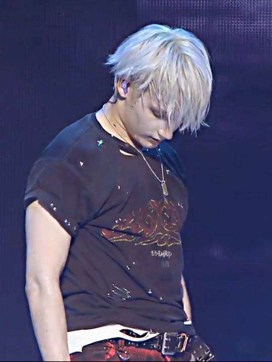 tyunz05's tweet photo. Hueningkai and this tshirt https://t.co/kXQiH840DQ