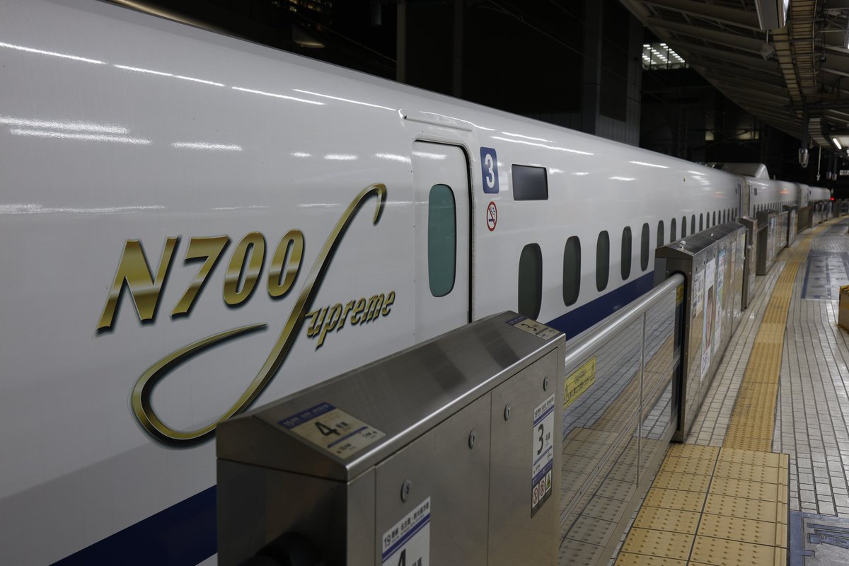 KieskeeE's tweet photo. N700S、確認試験車、J0編成。
暗くなった夜の東京駅に輝いてやってきました!
パンタグラフの投光、試験装置、閉めたブラインド、目立ちます!
久々に見られて大興奮でした。
今日も楽しい時間をありがとう。
#N700S
#J0
#N700S運用 https://t.co/RkTJhpSrlh