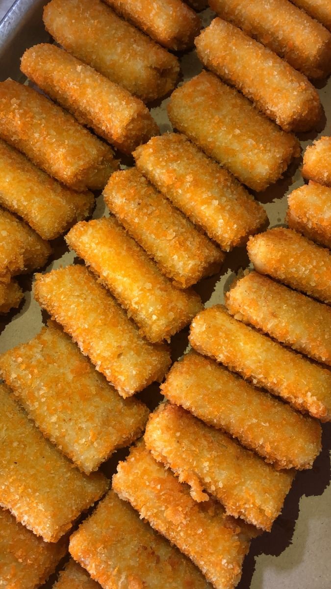 ER0GLITCH's tweet photo. @hyunzeos @rukaz @AN0PATH ᅠ
ᅠ
—krna gua liat liat di sini ngga ada makanan, gua mau tanya dulu nih. Ada yang kangen risma gua ngga sih? Soal nya kemarin kata nya sengaja ngga diadain cathering biar gua bawain risol mayo aja.

Jadi drpd kalian nangis nya sambil kelaperan, gua udah bawain risma di meja
ᅠ https://t.co/nuYxFUkhPq