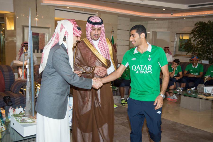 الأهلاوي يبي يصير كبير لو يكذب ماعنده مشكله 😂😂😂
اكثر شخصية دعمت الاهلي الرمز الهلالي الأمير الوليد بن طلال لاتجحدها يا صغير جدة 😎